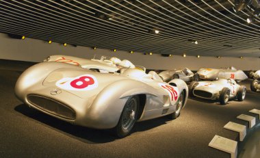 Yarış Stuttgart, Almanya - 31 Mayıs 2012: arabalar hall Mercedes müzesinde