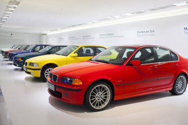 Münih, Almanya - 1 Haziran 2012: Bmw Müzesi sergi, eski model araba koleksiyonu