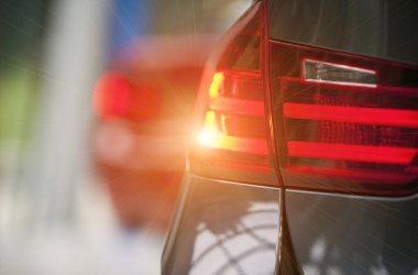 Arabanın parlak arka lambası.