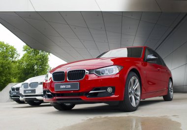 Münih, Almanya - 1 Haziran 2012: Bmw dünya showroom Münih, Almanya, sunulan Bmw arabalar.