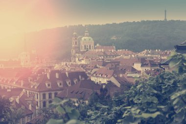 Prag, havadan görünümü Old Town eski şehir Prag içinde (Stare Mesto) çatılar. Retro doğurur