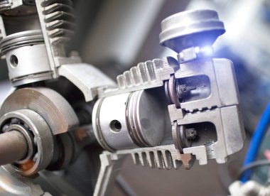 Motor pistonları bir bölümünde, görünür iç detaylar