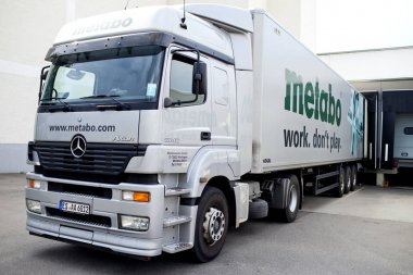 Almanya - 30 Mayıs 2012: Kargo kamyon kaldırır, Metabo planı