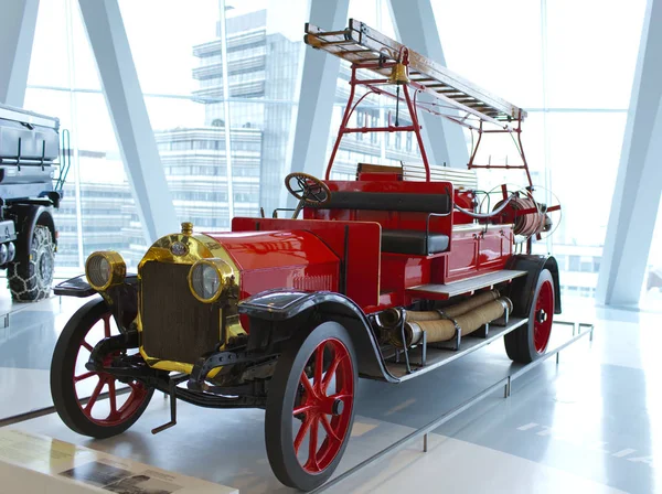 Stuttgart 2012 Oldtimer Feuerwehrauto Bei Der Ausstellung Des Mercedes Museums — Stockfoto