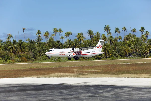 Полинезия Июня Винтовые Самолеты Atr Air Tahiti Совершает Посадку Небольшой — стоковое фото