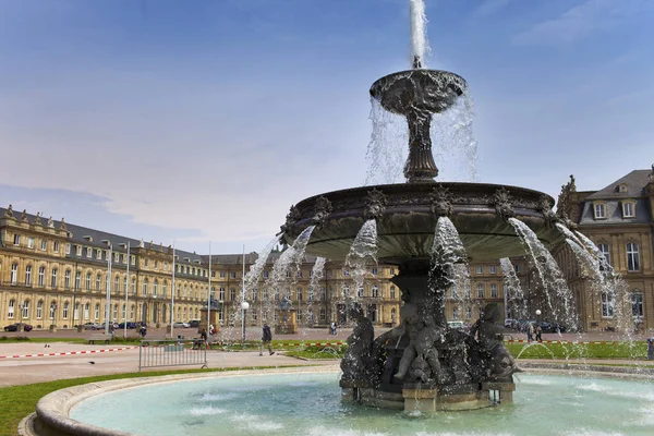 ドイツ シュトゥットガルトの市内中心部のシュトゥットガルト城広場にある噴水 — ストック写真