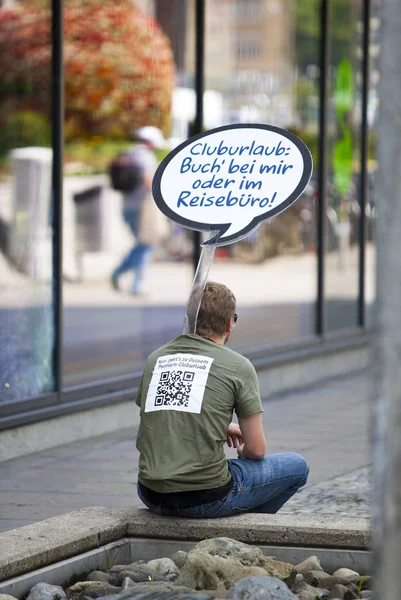 Stuttgart Tyskland Maj 2012 Personen Gatan Med Resten Advertizing Det — Stockfoto