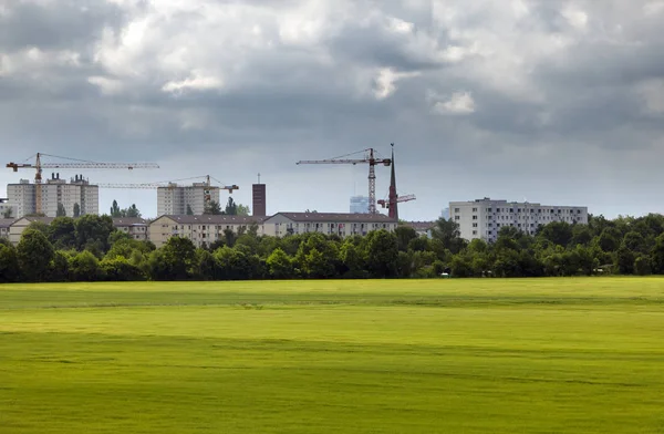 Byggkranar Nya Byggnader Den Lilla Staden Tyskland — Stockfoto