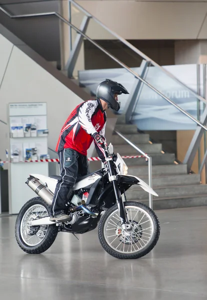 Мюнхен Германия Июня 2012 Года Мотоциклист Показывает Фокусы Развлекает Посетителей — стоковое фото