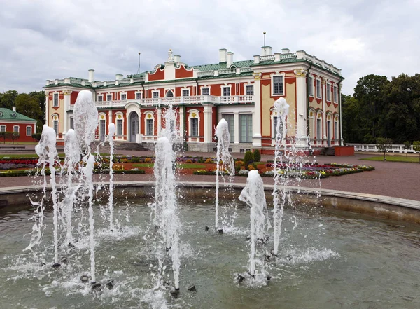 Tallinn Estônia Setembro 2015 Fonte Diante Palácio Kadriorg Parque Kadriorg — Fotografia de Stock