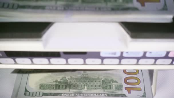 Elektronisch geld teller machine telt de Amerikaanse honderd dollar bankbiljetten — Stockvideo