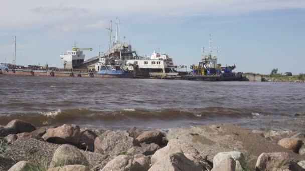 Balıkçı köyü Kuzey Denizi kıyısında, eski tekneler balıkçılar ve ahşap evler, Rusya, Finlandiya Körfezi — Stok video
