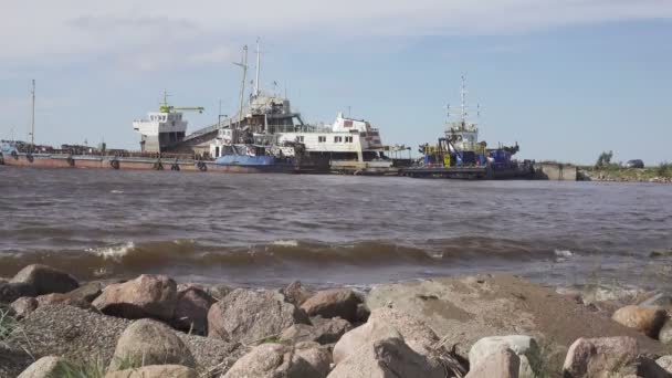 北の海のほとり釣り村、古いボートの漁師と木造の家、ロシア、フィンランド湾 — ストック動画