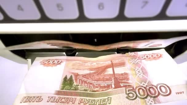 Електронний грошовий лічильник рахує російські 5-тисячні рубльові банкноти. — стокове відео