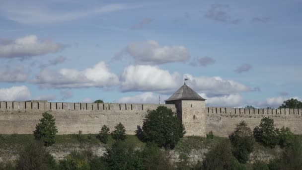 Bela paisagem urbana, atração turística medieval na fronteira russa com a Estônia, fortaleza de Ivangorod nas margens do rio Narva, horizonte de céu nublado — Vídeo de Stock