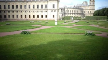 Yaz güneşli gün Gatchina parkında büyük Gatchina Saray