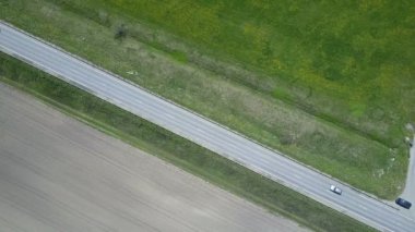 Drone havadan görünümden yolda otomobil alanlarında çalışan hareketli