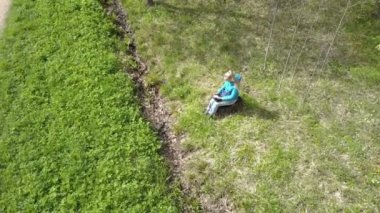 Uçağı üst görünümden genç kadın üzerinde okuma eletronny yaptırın ormanın saçak