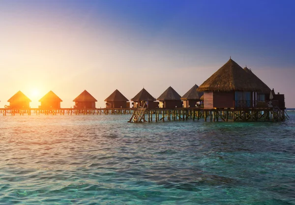 Domy Nad Průhledným Klidné Mořské Vody Západ Slunce Maledivy — Stock fotografie