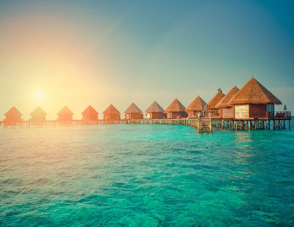 Hus Över Transparent Lugnt Havet Bevattnar Solnedgång Toning Maldiverna — Stockfoto