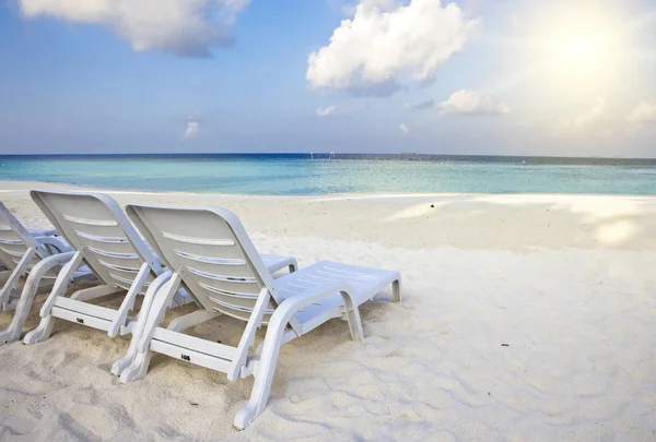 海边沙子上的空沙滩椅 — 图库照片