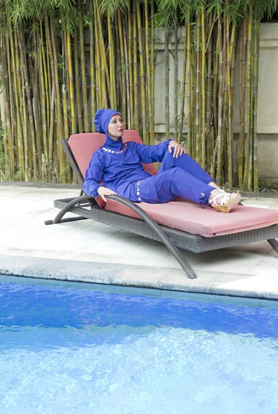 Attractive Woman Muslim Swimwear Burkini Beach Plank Bed Pool — Stock Photo, Image