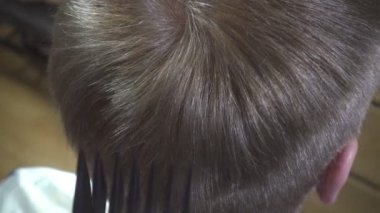 Adam bir saç modeli saç Kuaför saç modeli için makine yakın çekim