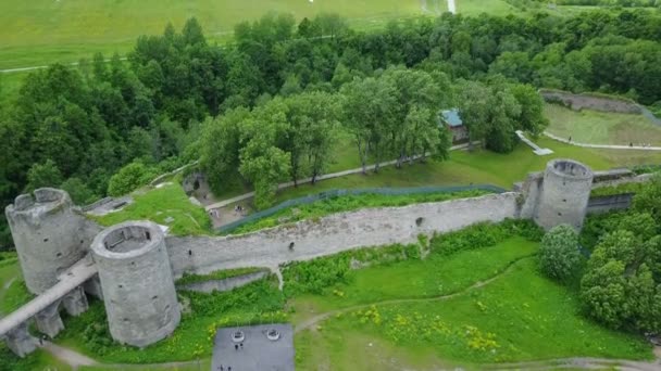 Вид с воздуха с беспилотника древней разрушенной крепости. Копорье. Санкт-Петербург. Россия — стоковое видео