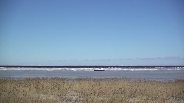 Vznášedlo se pohybuje na ledě podél pobřeží s kameny ve vodní oblasti Finského zálivu — Stock video