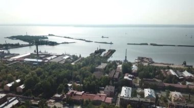 Kronstadt 'taki Saint Nicholas Donanma Katedrali' nde Yakornaya Meydanı 'ndan havadan ateş açılması Rus Ortodoks, Orta Liman ve Petrovsk Park Kronstadt Rusya' da 4k Uhd 'da vurulan bir uçaktır.