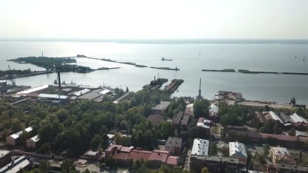 Kronstadt 'taki Saint Nicholas Donanma Katedrali' nde Yakornaya Meydanı 'ndan havadan ateş açılması Rus Ortodoks, Orta Liman ve Petrovsk Park Kronstadt Rusya' da 4k Uhd 'da vurulan bir uçaktır. — Stok video