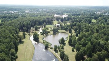 Pavlovsk Sarayı 'na, Rusya İmparatorluğu' nun Dostluk Tapınağı 'na Pavlovsk Parkı' nın kubbesi Slavyanka Nehri Rusya 'nın bir kıvrımında, 4k Uhd' da vuruldu.