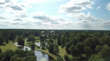 Pavlovsk Parkı 'ndaki Pavlovsk Sarayı' na yapılan hava aracı atışı Rusya Slavyanka Nehri kıvrımında 4k Uhd 'da vuruldu.