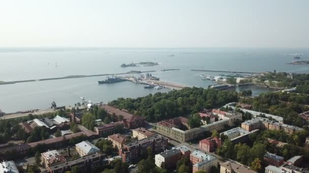 Drohnenflug über dem Mittleren Hafen und dem Petrowsk Park Kronstadt Russland, aufgenommen in 4k uhd — Stockvideo
