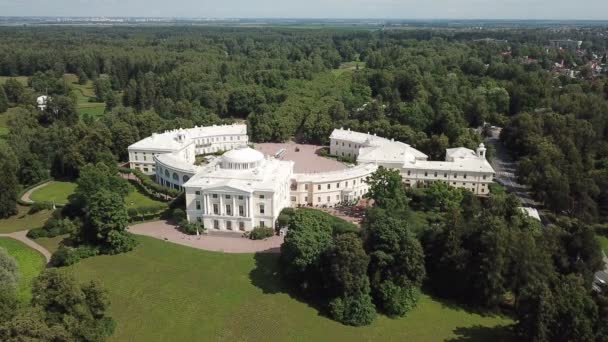 Drone aéreo disparado para o Palácio de Pavlovsk, século 18, residência imperial russa Rússia, disparado em 4K UHD — Vídeo de Stock