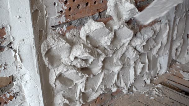 Pleisterbouwer brengt pleisterlaag aan op bakstenen muur, Reparatie en constructie, Schot in 4k Uhd — Stockvideo