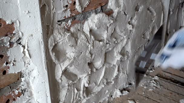 石膏ビルダーは、レンガの壁に石膏アイロン石膏層を整列させます,修理と建設,で撮影4k Uhd — ストック動画