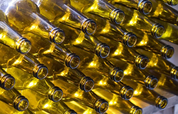 Glass Beer Bottles Lie Rows Necks Camera Shallow Depth Sharp — Stock Photo, Image