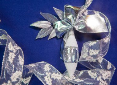 Icicle'ı yılbaşı topları mavi bir arka plan üzerinde cam