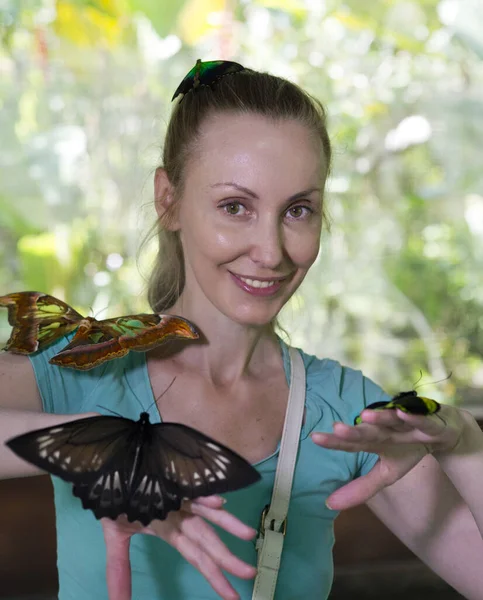 Beautiful Young Woman Butterfly Park Large Tropical Butterflies Her Arm — Stock Photo, Image