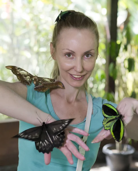 Beautiful Young Woman Butterfly Park Large Tropical Butterflies Her Arm — ストック写真