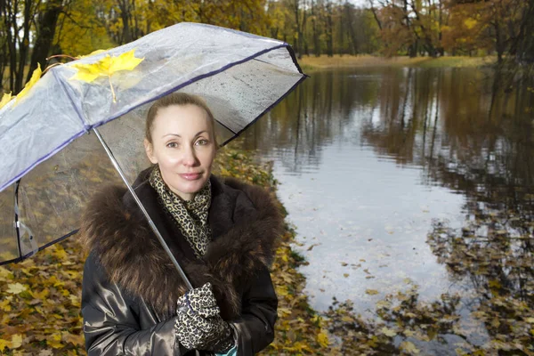 Kadın Göl Şor Bulutlu Bir Sonbahar Gününde Şeffaf Bir Şemsiyesi — Stok fotoğraf