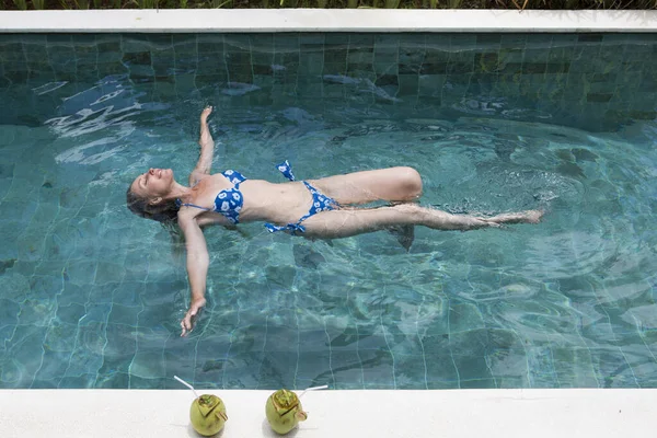 Jeune Femme Élancée Heureuse Trouve Sur Une Surface Eau Dans — Photo