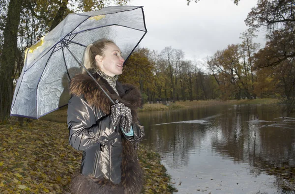 Mulher Sob Guarda Chuva Transparente Dia Outono Nublado Lago Shor — Fotografia de Stock