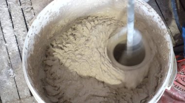 Yapı karıştırıcı (odak dışı, döner) havan topu ile bir kova içinde