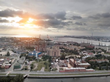 St. Petersburg, Kanonersky adasının batı yüksek hız çapı ve ufukta Finlandiya Körfezi olan sanayi bölgesinin insansız hava aracı görüntüsü