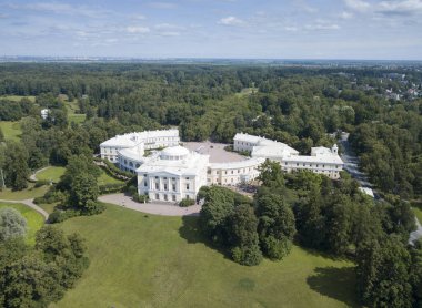 Pavlovsk, Petersburg, Russi 'deki parkın ve sarayın insansız hava aracı görüntüsü