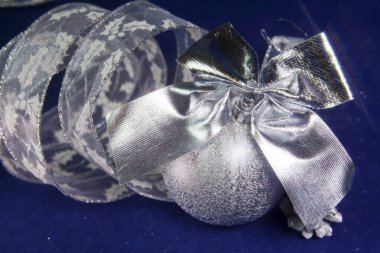 Koyu mavi arka planda gümüş bir yeni yıl balosu