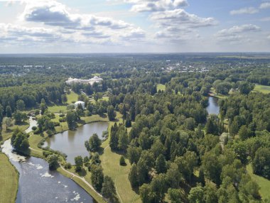 Pavlovsk, Petersburg, Rusya 'daki parkın ve sarayın insansız hava aracı görüntüsü
