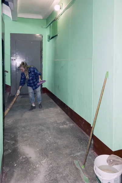 Bir Apartmanın Girişinde Çöpleri Süpüren Temizlikçi Kadın — Stok fotoğraf